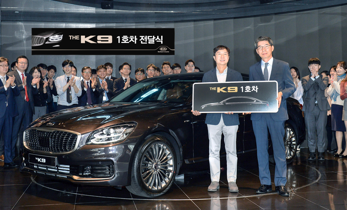 ‘더 K9’ 1호차 주인공인 유현준 교수가 권혁호 기아차 국내영업본부장 등 기아차 임직원들과 함께 기념촬영을 하고 있는 모습.