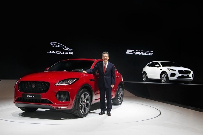 백정현 재규어코리아 대표가 E-PACE 신차발표회에서 포즈를 취하고 있다.