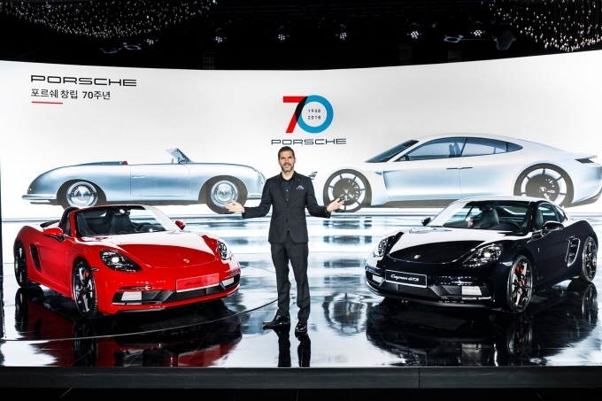 마이클 키르쉬 포르쉐코리아 대표가 신형 '718 GTS'를 소개하고 있다.