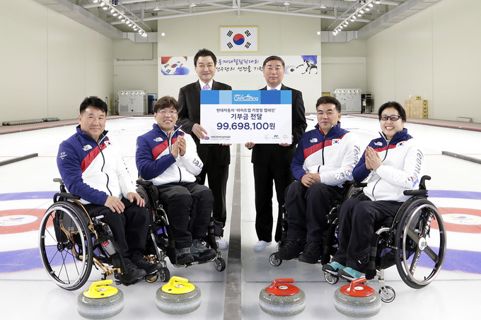 현대자동차 ‘라이트업 카컬링 캠페인’ 기부금 전달식에서 홍석범 현대자동차 국내마케팅실장(가운데 왼쪽), 최종길 대한장애인컬링협회 회장(가운데 오른쪽) 그리고 휠체어 컬링 대표팀 (왼쪽부터) 정승원, 서순석, 차재관, 방민자 선수가 기념촬영을 하고 있는 모습 
