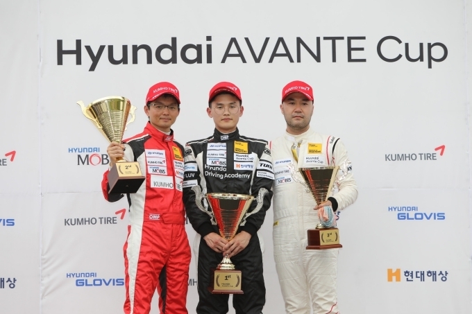 4월21~22일 용인 에버랜드 스피드웨이 서킷에서 열린 '2018 현대 아반떼컵 마스터즈 레이스' 개막전에서 우승을 차지한 최광빈 선수(가운데), 2위 박동섭 선수(왼쪽) 그리고 3위 추성택 선수(오른쪽)가 기념촬영을 하고 있는 모습