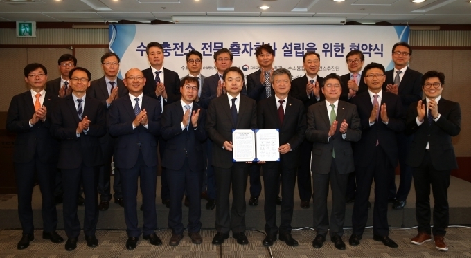 25일 서울 프레스센터에서 열린 ‘수소충전소 구축·운영 특수목적법인(이하 SPC, Special Purposed Company) 설립 MOU’ 체결식에서 (앞줄 오른쪽 두번째부터) 국토교통부 이용욱 과장, 한국가스공사 정승일 사장, 산업통상자원부 이인호 차관, 현대자동차 정진행 사장, 환경부 김종률 국장 등 참석자들이 함께 기념 촬영을 하고 있는 모습.