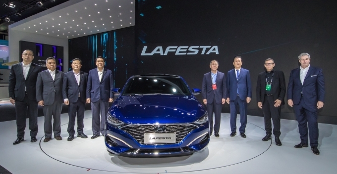 2018 베이징 국제 모터쇼에서 공개된 중국 전용 스포티 세단 ‘라페스타(Lafesta)’와 (왼쪽부터) 류위 베이징기차고분 부총재,천꾸이샹 베이징현대 상임부총경리, 천홍량 베이징현대 동사장, 서화의 북기그룹 동사장, 정의선 현대자동차 부회장, 설영흥 현대자동차그룹 중국사업 담당 고문, 피터 슈라이어 현대기아 디자인총괄 사장, 현대디자인센터장 루크 동커볼케 부사장의 모습