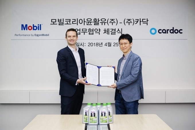 25일 모빌코리아윤활유㈜와 카닥(Cardoc)이 전략적 업무 제휴에 관한 상호 양해각서를 서울시 중구 후암로에 위치한 모빌코리아 본사에서 체결했다. 협약식에 참석한 니콜라스 해리스 모빌코리아 대표이사(왼쪽)와 이준노 카닥 대표가 기념사진을 촬영하고 있다.