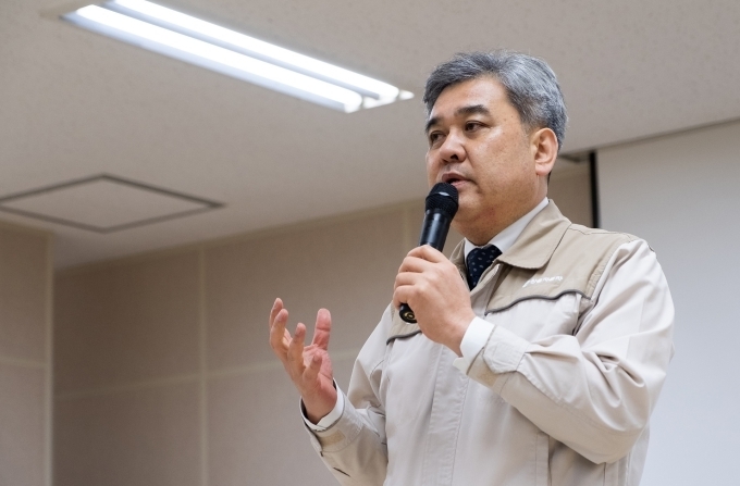 렉스턴 스포츠 생산라인 취재를 위해 공장을 방문한 기자들에게 송승기 생산본부장이 인사말을 건네고 있다.