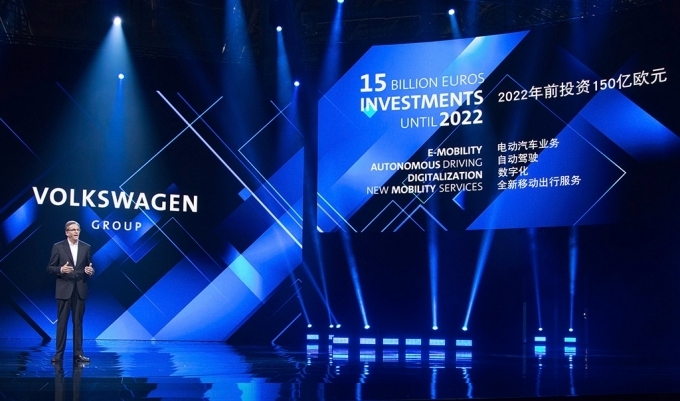 중국 폭스바겐 그룹 요킴 하이츠만 최고 경영자(CEO)는 2022년까지 e-모빌리티·자율주행·디지털화·모빌리티 서비스 분야에 중국합작법인과 함께 150억유로(한화 19.5조원) 투자계획을 설명하고 있다.