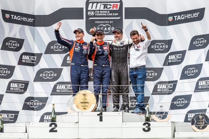 현대자동차 ‘i30 N TCR’ 경주차가 ‘2018 WTCR’ 두 번째 대회 결승3에서 1~3등을 석권한 후, 포디움에서 세레모니 하는 모습