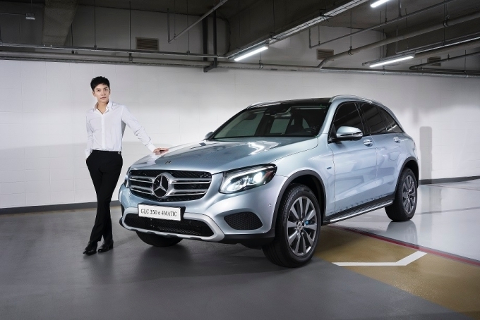 더 뉴 GLC 350 e 4MATIC과 함께 포즈를 취하고 있는 가수 겸 배우 이승기