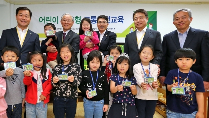 (왼쪽부터)권병윤 한국교통안전공단 이사장, 최인영 안실련 공동대표, 김정렬 국토교통부 차관, 정진행 현대차 사장, 장덕실 서울 윤중초등학교장이 어린이들의 교통안전 교육 현장을 둘러본 후 기념 촬영을 하고 있는 모습
