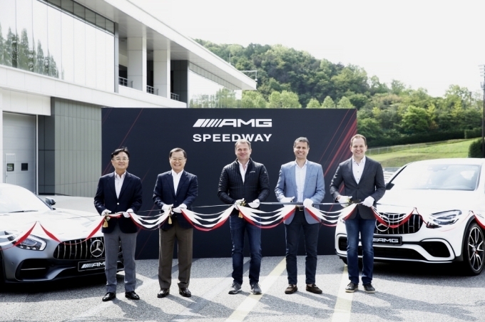 8일 열린 메르세데스 벤츠 AMG의 레이싱 트랙 'AMG 스피드웨이' 개장식에서 관계자들이 테이프 커팅식을 진행하고 있다. 왼쪽부터 정병석 삼성물산 리조트부문 사업부장, 정금용 삼성물산 리조트부문 대표이사, 토비아스 뫼어스 메르세데스-AMG 회장, 디미트리스 실라키스 메르세데스-벤츠 코리아 대표이사 사장, 마틴 슐즈 메르세데스-벤츠 코리아 세일즈&마케팅 부문 부사장
