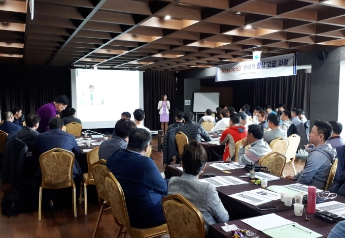 워크숍에 참석한 오토매니저들이 사외강사의 강의를 경청하고 있다.
