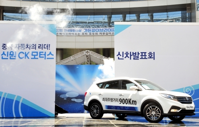서울 송파구 소재 가든파이브에서 진행된 신원CK모터스 신차발표회에서 신제품 Glory 580(PHEV)가 등장하고 있다.