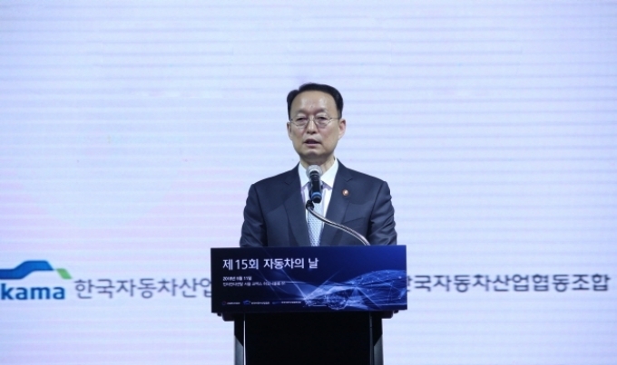 백운규 산업통상자원부 장관이 축사를 하고 있다.