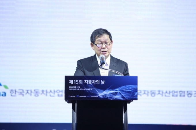 김용근 자동차산업협회 회장이 기념사를 하고 있다.