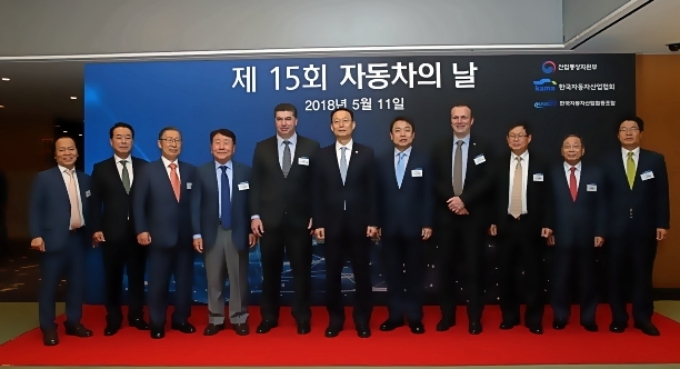 (왼쪽부터) 한국수입자동차협회 윤대성 부회장, 한국수입자동차협회 정우영 회장, 자동차부품산업진흥재단 이영섭 이사장, 한국자동차산업협동조합 신달석 이사장, 한국지엠 카허카젬 사장, 산업통상자원부 백운규 장관, 현대차 정진행 사장, 르노삼성 도미닉시뇨라 사장, 한국자동차산업협회 김용근 회장, 쌍용차 최종식 사장, 국토교통부 김채규 국장이 기념 촬영을 하고 있는 모습.