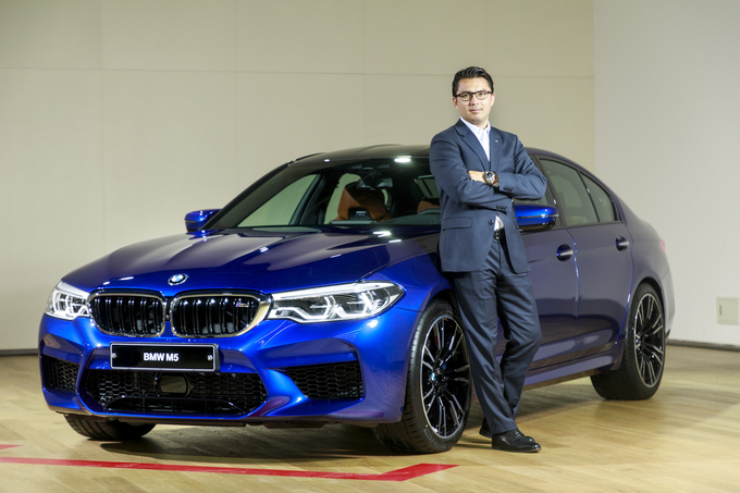 로타 슈페 BMW M GmbH 세일즈&마케팅 총괄이 14일 영종도 드라이빙센터에서 열린 'BMW M 익스피리언스 2018'에서 6세대 뉴 M5와 함께 포즈를 취하고 있다.