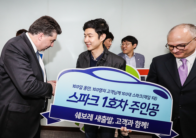 카허카젬 사장이 당첨자인 박재석씨에게 차량 키를 전달하고 있다.