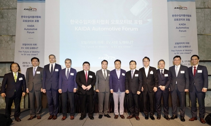 (왼쪽부터) 한국수입자동차협회 윤대성 부회장, 다임러 트럭 코리아 조규상 사장, BMW 엘마 호크가이거 전무, 포드 코리아 정재희 사장, 닛산 유타카 사나다 아시아 및 오세아니아 지역 수석 부사장, 한국수입자동차협회 정우영 회장, 한양대학교 선우명호 교수, 엘지화학 김명환 사장, GM 코리아 김영식 사장, 재규어 랜드로버 코리아 백정현 사장, FMK 김광철 사장, 한국 닛산 허성중 사장 