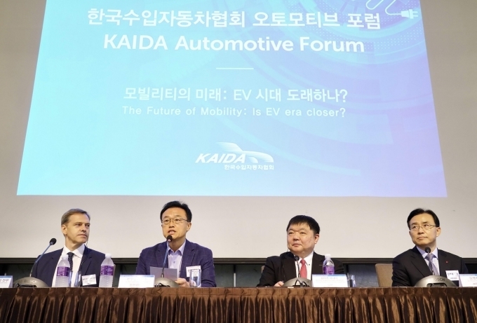 (왼쪽부터) BMW 엘마 호크가이거 전무, 한양대학교 선우명호 교수, 닛산 유타카 사나다 아시아 및 오세아니아 지역 수석 부사장, 엘지화학 김명환 사장 