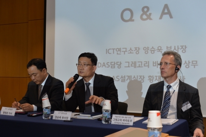 양승욱 현대모비스 ICT연구소장(부사장)이 현대모비스 서산자율주행시험장에서 열린 기자간담회에서 기자들의 질문에 답하고 있다.