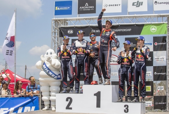  ‘2018 WRC 포르투갈 랠리’에서 우승을 차지한 (우)티에리 누빌과 (좌)니콜라스 질술(Nicolas Gilsou, 티에리 누빌의 Co-Driver)이 1위 포디움에 올라 기념 촬영을 하고 있는 모습 