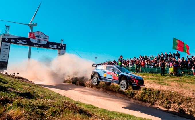 현대자동차 ‘i20 WRC’ 경주차가 ‘2018 WRC 포르투갈 랠리’에서 경주하는 모습 