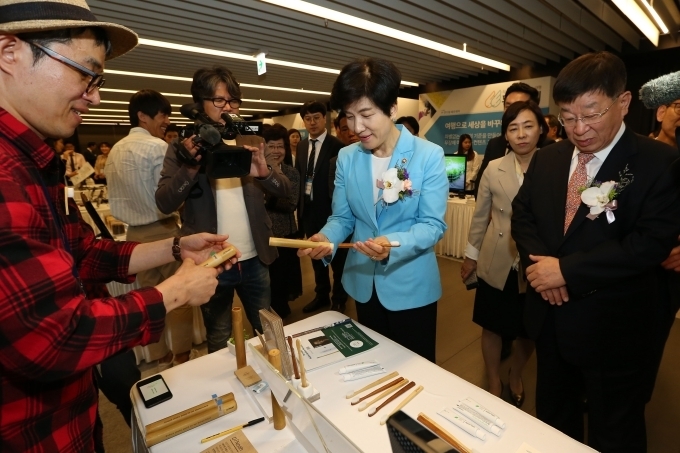 박근우 닥터노아 대표, 김영주 고용노동부 장관, 윤여철 현대차그룹 부회장이 닥터노아의 제품을 보는 모습