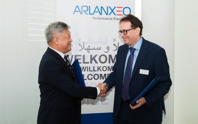 한국타이어 연구개발본부장 김형남 부사장(왼쪽)과 마티아스 고타 head of global sales and marketing in BU TSR of Arlanxeo와 한국타이어-아란세오 공동연구개발 MOU 체결식을 갖고 악수를 하고 있다.
