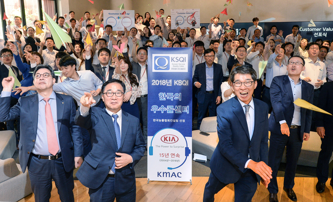 한수희 한국능률협회컨설팅 부사장(좌측)과 권혁호 기아차 국내영업본부 부사장(우측)을 비롯한 기아차 임직원들이 ‘커스터머 밸류 업 선포식을 기념하고 고객 가치 혁신의 결의를 다지기 위해 종이 비행기를 날리는 퍼포먼스를 진행했다.