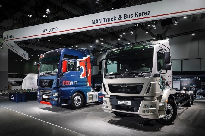 만트럭버스코리아가 2018 부산모터쇼에서 아시아프리미어로 선보인 뉴 TGM 320마력 카고트럭, 뉴 TGX 640마력 트랙터.