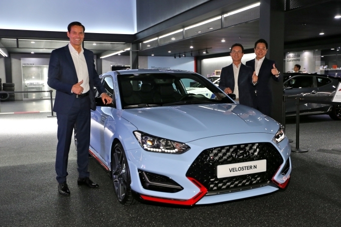 2018 부산 국제 모터쇼에서 현대자동차 콘셉트카 HDC-2 그랜드마스터 콘셉트(HDC-2 GRANDMASTER CONCEPT)와 (좌로부터) 현대자동차 고성능사업부 담당 토마스 쉬미에라 부사장, 현대자동차 국내영업본부장 이광국 부사장, 현대 스타일링 담당 이상엽 상무의 모습