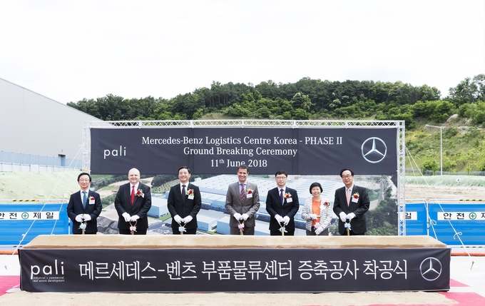   메르세데스-벤츠 코리아는 지난 11일 경기도 안성시에 위치한 부품물류센터를 확장하는 착공식을 진행했다. (좌측부터 (주)성도이엔지 강창열 대표이사, 판아시아 로지스틱스 크리스찬 비숍 회장, 메르세데스-벤츠 코리아 김지섭 부사장, 메르세데스-벤츠 코리아 디미트리스 실라키스 대표이사 사장, 메르세데스-벤츠 코리아 이규민 상무, 판아시아 로지스틱스 수잔 탄 대표이사, 판아시아 로지스틱스 코리아 박상복 대표이사) 