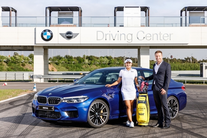   고진영 프로(왼쪽)와 BMW 그룹 코리아 마케팅 총괄 전무 볼프강 하커(오른쪽)가 ‘프렌드 오브 더 브랜드’ 협약식에서 포즈를 취하고 있다. 