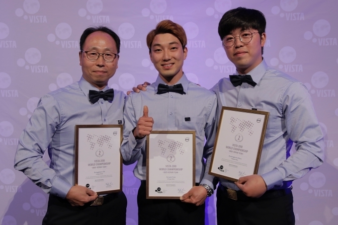2018 볼보자동차 서비스 기술 경진 대회 최종 결선에서 2위를 수상한 H모터스 성수 서비스센터 오병문 차장(왼쪽), 김준수 주임(가운데), 문병원 대리(오른쪽)가 기념촬영을 하고 있다.