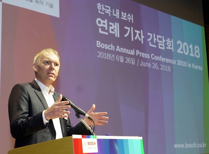 로버트보쉬코리아 프랑크 셰퍼스 대표이사가 한국 내 보쉬 사업 활동에 대해 발표하고 있다.