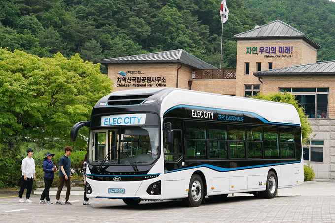 치악산 국립공원 사무소 앞에 있는 현대차 친환경 전기버스 ‘일렉시티’에 사람들이 탑승하고 있다.