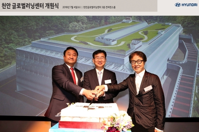 현대자동차 천안 글로벌 러닝센터 개원식에서 현대자동차 이원희 사장(가운데), 조병수 건축연구소 조병수 대표(우측), 현대자동차와 산학협동교육을 진행하는 동의과학대학교 김영도 총장(좌측)의 모습