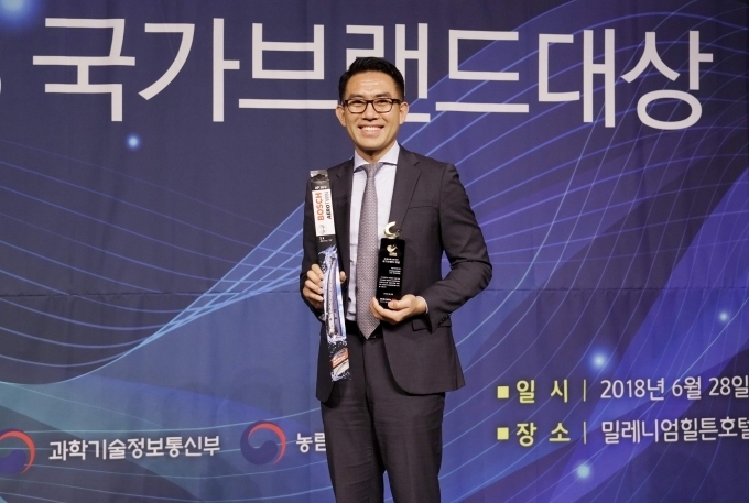 로버트보쉬코리아 자동차부품 애프터마켓 사업부의 진승범 영업 부장이 수상 후 포즈를 취하고 있다. 
