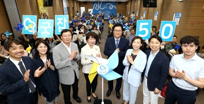 (왼쪽 네 번째부터) 이경희 서울시50플러스재단 대표이사, 이병훈 현대차그룹 사회문화팀장(이사), 김경선 고용노동부 고령사회인력정책관, 신철호 ㈜상상우리 대표이사 등 행사 관계자가 기념촬영을 하는 모습