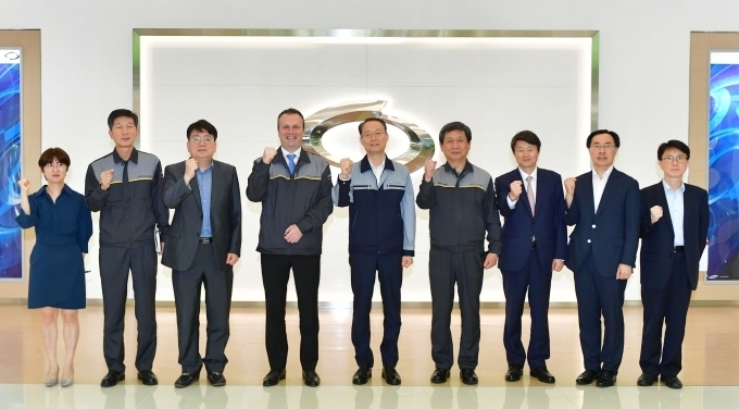 백운규 산업통산자원부 장관(가운데)가 10일 르노삼성 부산공장을 찾아 미래차 개발 등 글로벌 경쟁력 강화를 위한 노력을 치하하고 지원을 약속했다. (왼쪽에서 네번째부터 우측으로) 르노삼성 도미닉시뇨라 대표, 산업부 백운규 장관, 르노삼성 제조본부 이기인 부사장