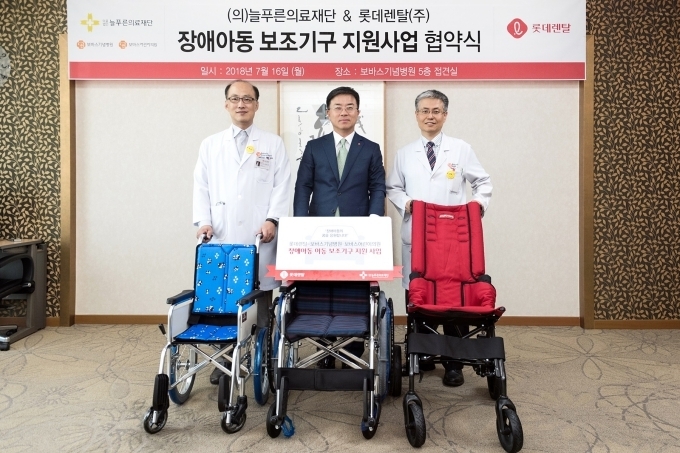 (왼쪽부터) 권순용 보바스어린이의원 원장, 표현명 롯데렌탈 대표이사 사장, 박진노 보바스기념병원장이 기념촬영을 하고 있다.