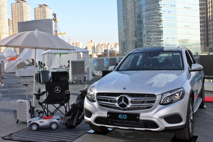 더 뉴 메르세데스-벤츠 GLC 350 e 4MATIC 차량 어반 캠프 다이닝 전시 모습