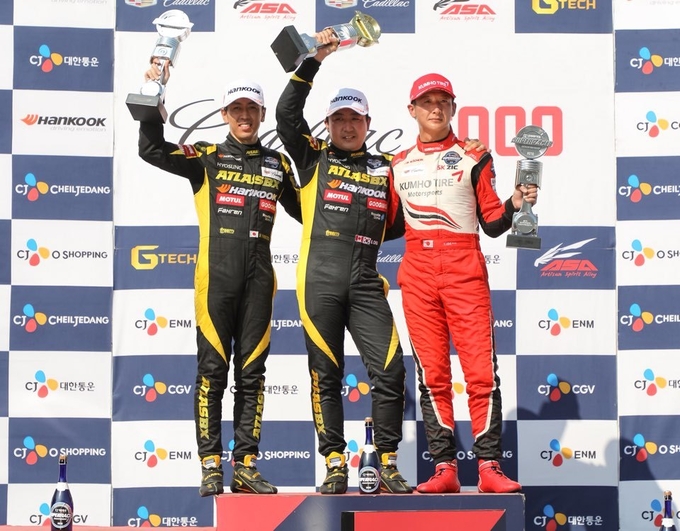 1위 조항우(가운데), 2위 야나기다 마사타카(왼쪽), 3위 이데 유지(오른쪽)가 기념촬영을 하고 있다.