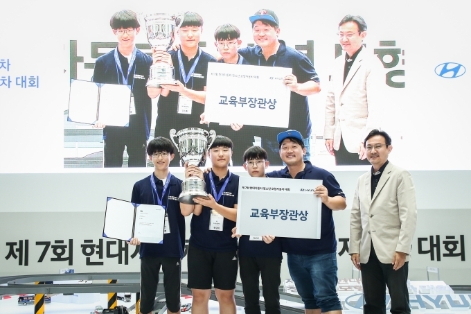 제7회 현대자동차 청소년 모형자동차 대회에서 중등부 1등을 차지한 슈에트팀(원주대성중학교 소속)과 현대자동차 조원상 브랜드전략실장의 모습(좌)