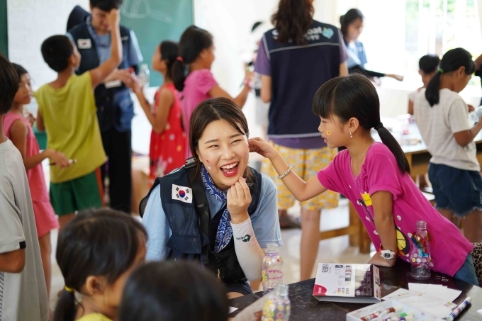 셰플러코리아 대학생 봉사단 에버그린 6기 단원들이 베트남 다낭에 위치한 화마이 고아원에서 봉사활동을 펼치고 있다.