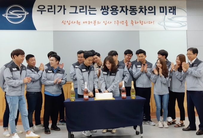 지난해 입사한 쌍용자동차 신입사원들이 지난 16일 평택공장 본사에서 열린 간담회에 참석해 쌍용자동차 인력/관리본부장 이상원 상무(사진 맨오른쪽) 등과 함께 입사 1주년을 축하하고 있다.