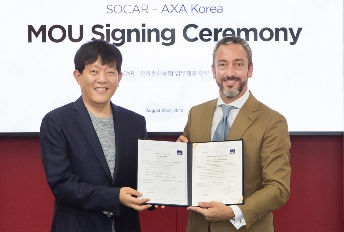 (왼쪽부터) 쏘카 대표이사 이재웅과 AXA손해보험 대표이사 질 프로마조가 전략적 파트너십 체결 후 기념촬영을 하고 있다.