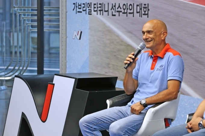23일 현대 모터스튜디오 서울에서 벨로스터 N 구매 고객과 모터스포츠 팬들을 대상으로 진행된 ‘가브리엘 타퀴니 선수와의 대화’ 행사에 참석한 가브리엘 타퀴니 선수가 이야기하고 있는 모습.