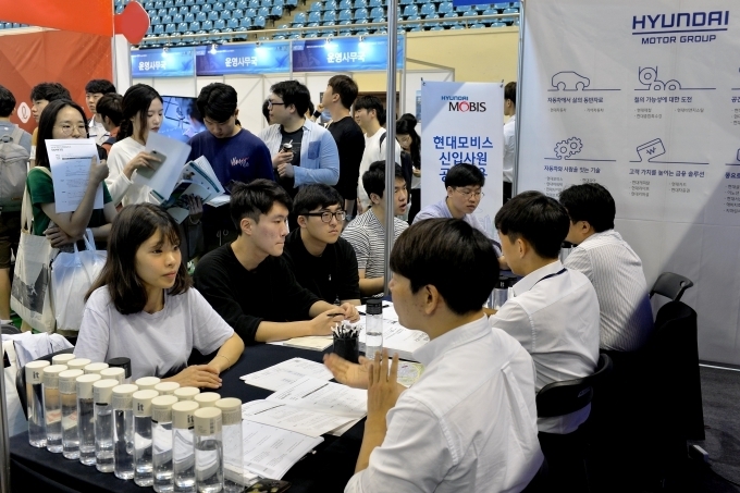 현대모비스는 맞춤형 인재 채용을 위해 이번 하반기 신입사원 채용부터 현업주도 채용을 강화한다. 또한 이러한 일환으로 4일부터 전국의 대학교에 찾아가 채용 정보를 공유하는 캠퍼스 리쿠르팅을 진행하고 있다.