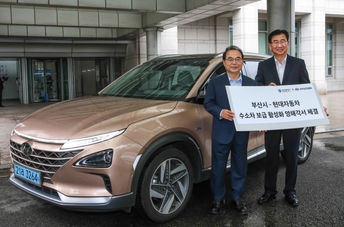 7일 부산시청에서 진행된 ‘현대자동차–부산시 수소전기차 보급 활성화 상호협력 MOU 체결식’에서 이원희 현대자동차 대표이사 사장(오른쪽)과 오거돈 부산광역시 시장(왼쪽)이 현대자동차의 수소전기차 ‘넥쏘’ 앞에서 기념 촬영을 하고 있는 모습